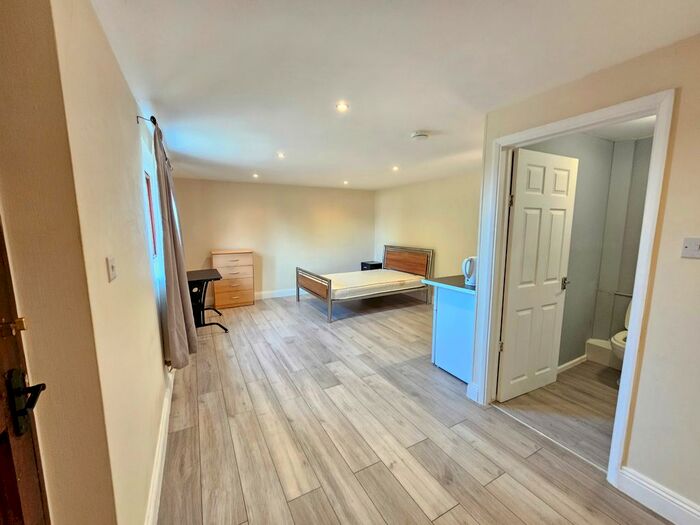 Studio To Rent In Lower Dunton Road, Upminster, RM14