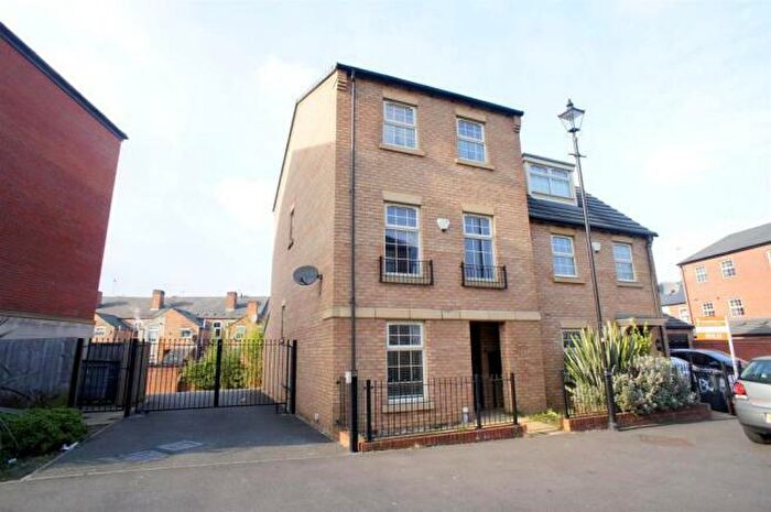 4 Bedroom Semi-Detached House To Rent In Shaftesbury Crescent, Derby, DE23