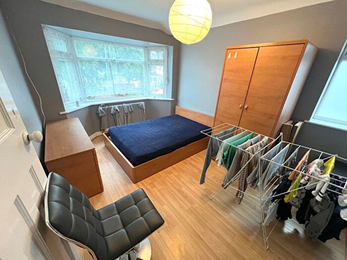 4 Bedroom Semi-Detached House To Rent In Jubilee Road, Perivale, Greenford, UB6