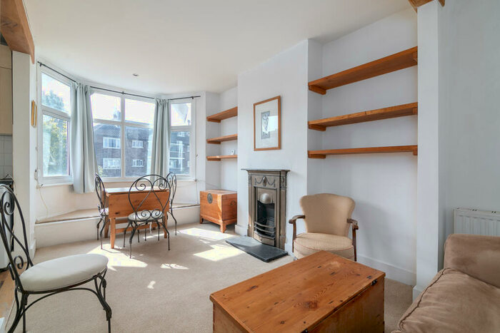 2 Bedroom Maisonette To Rent In White Hart Lane, London, SW13