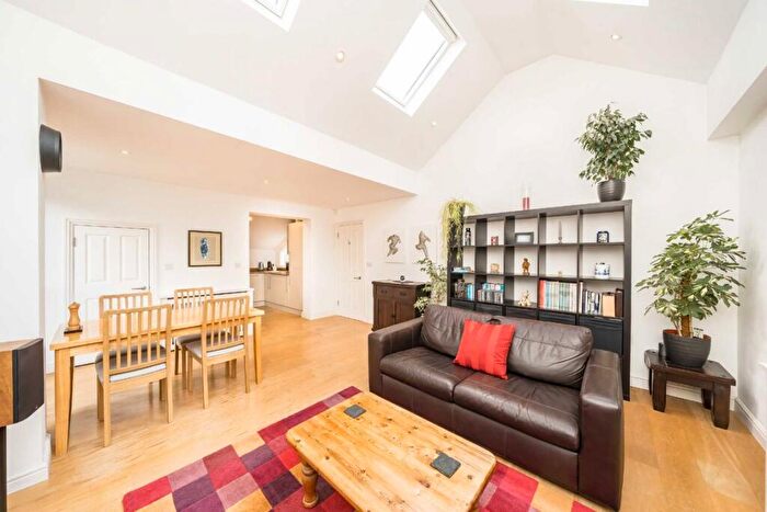 2 Bedroom Flat For Sale In Midmoor Road, Balham, SW12