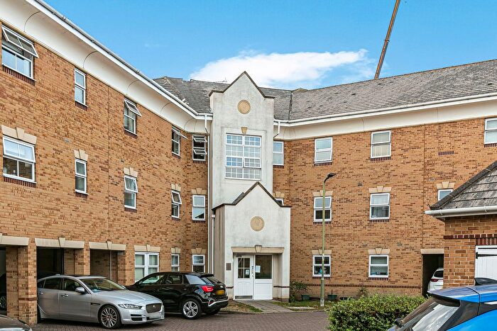 1 Bedroom Flat For Sale In International Way, Sunbury-On-Thames, Surrey, TW16