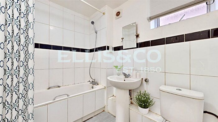 2 Bedroom Flat For Sale In Copland Road, Wembley, HA0