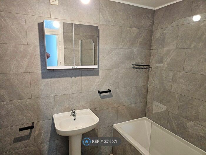 4 Bedroom End Of Terrace House To Rent In Cloughfield Avenue, Salford, M5