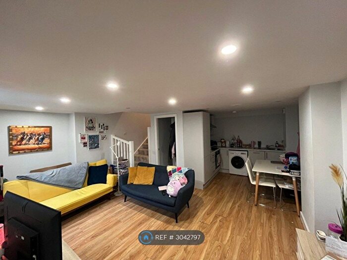 2 Bedroom Flat To Rent In Victoria Mill, Leeds, LS10