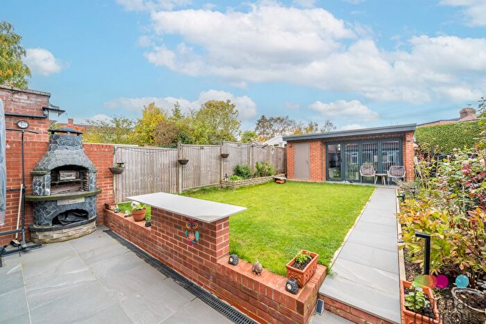 3 Bedroom Terraced House For Sale In Linden Road, London, N11