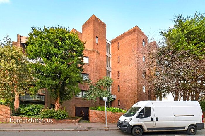 2 Bedroom Apartment For Sale In Avenue Elmers, Surbiton, KT6