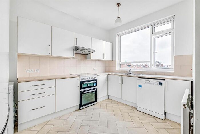 3 Bedroom Flat To Rent In Sheen Lane, East Sheen, SW14