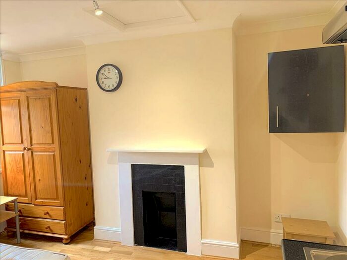 Flat To Rent In Mile End Road, London, E1