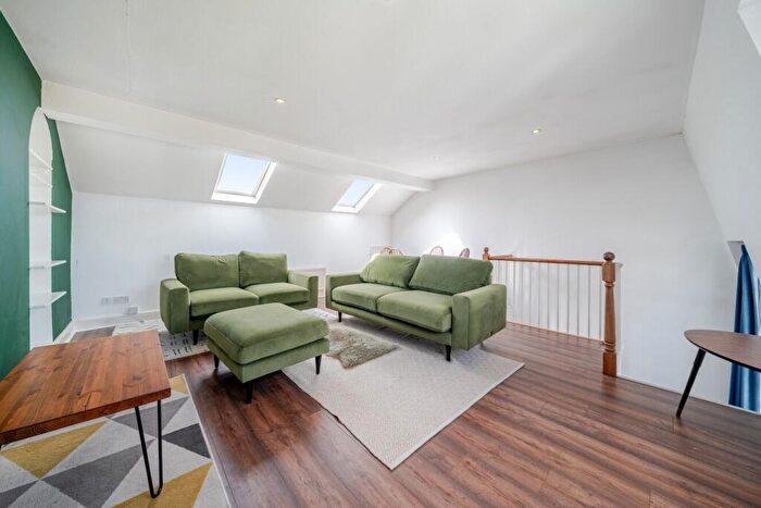 2 Bedroom Flat To Rent In Bolingbroke Grove, London, Battersea, SW11