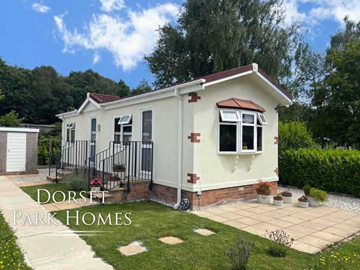 2 Bedroom Park Home For Sale In Gladelands Park, Ringwood Road, Ferndown, BH22