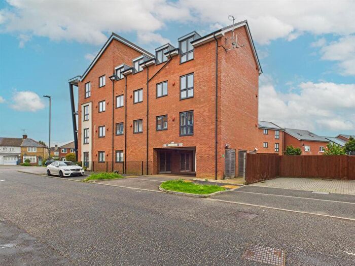 2 Bedroom Flat For Sale In Edge Street, Aylesbury, HP19