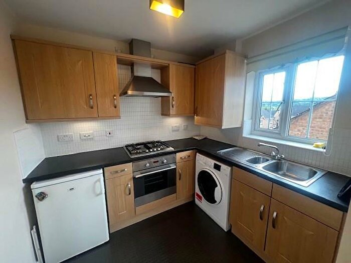 2 Bedroom Flat To Rent In Sandhill Close, Bradford, BD8