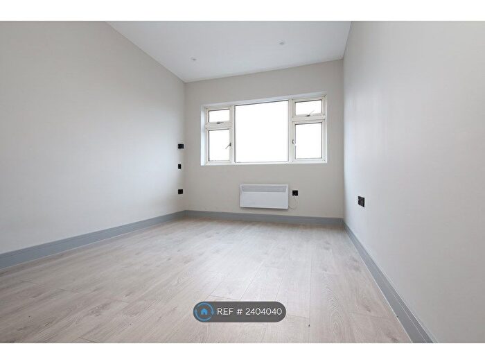 Studio To Rent In Penistone Road, London, SW16