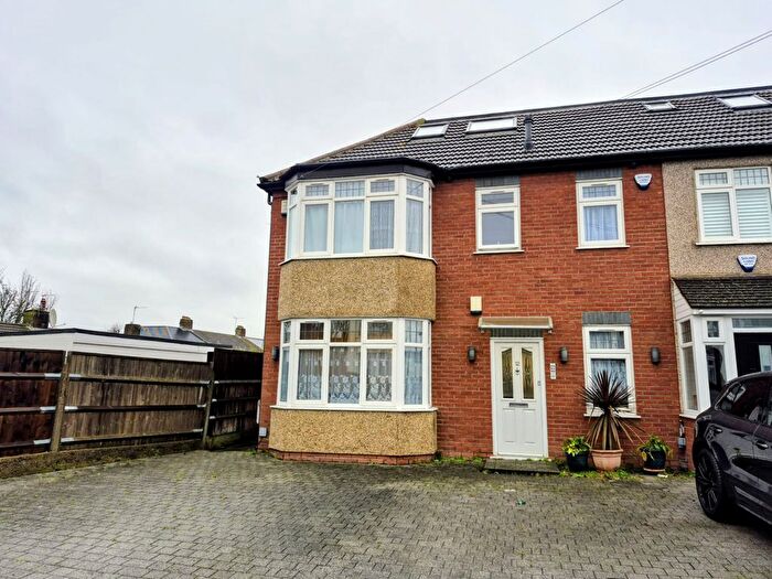 3 Bedroom Flat To Rent In Coniscliffe Road, N13