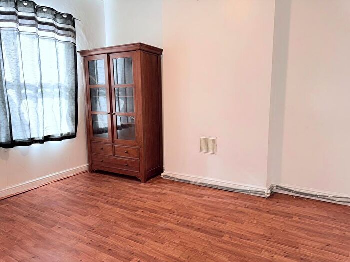 5 Bedroom Apartment To Rent In Surbiton, Surrey, KT6