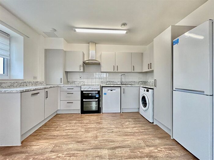 1 Bedroom Flat To Rent In Streamside House, Hatton Road Feltham, TW14