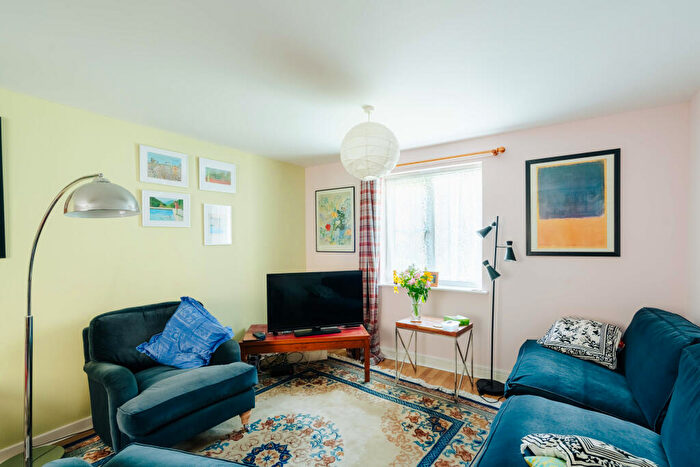 2 Bedroom Flat For Sale In Dickinsons Fields, Bedminster, Bristol, BS3