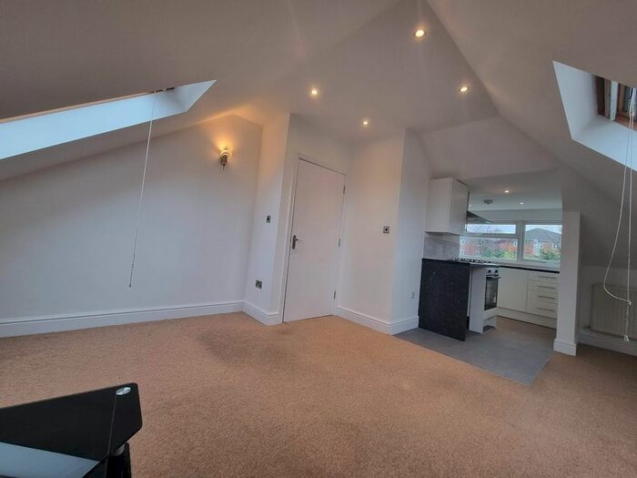 2 Bedroom Flat To Rent In Selborne Gardens, London, NW4