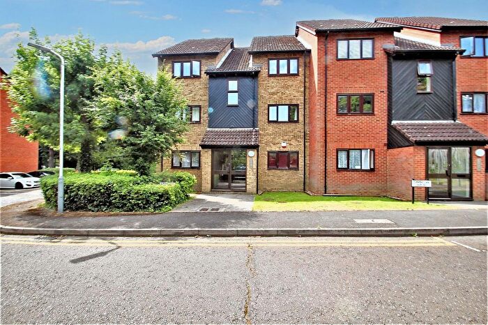 1 Bedroom Flat To Rent In Turnpike Lane, Uxbridge, UB10