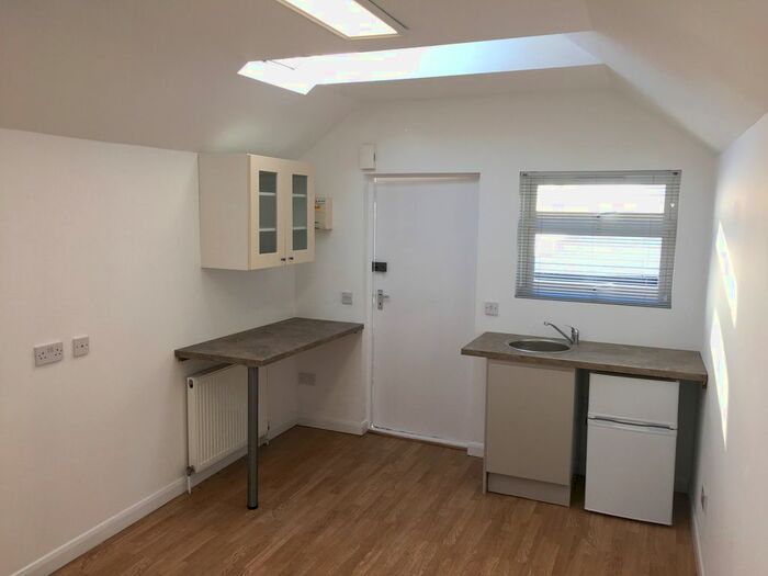 Studio To Rent In Selborne Gardens, London, NW4