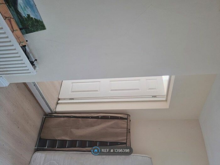 2 Bedroom Flat To Rent In Manchester, Manchester, M19