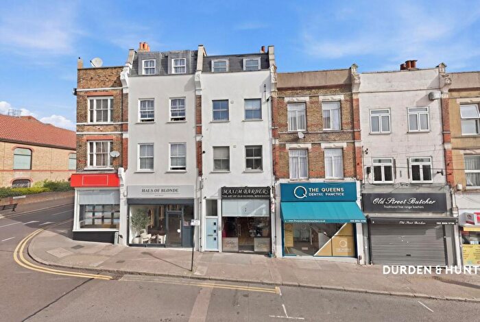 1 Bedroom Apartment To Rent In Queens Road, Buckhurst Hill, IG9