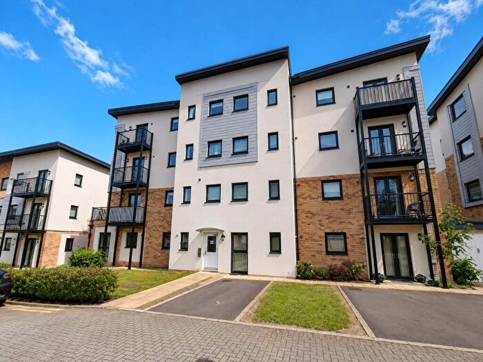2 Bedroom Apartment To Rent In Sovereign Place, Hatfield, AL9