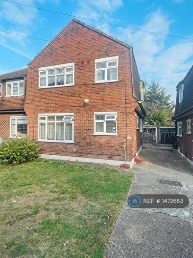 3 Bedroom Semi-Detached House To Rent In Fairoak Gardens, Romford, RM1