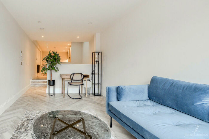 2 Bedroom Town House To Rent In The Townhouse, Lower Loveday Street, Birmingham City Centre, B4