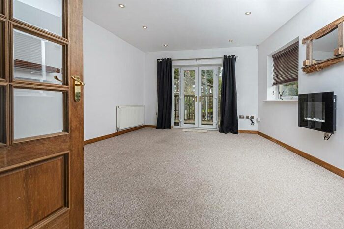 2 Bedroom Cottage For Sale In Upper Hirst, Mount, Huddersfield, HD3