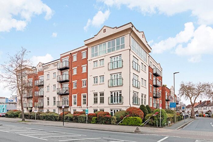 2 Bedroom Flat For Sale In Masons Hill, Bromley, Kent, BR2