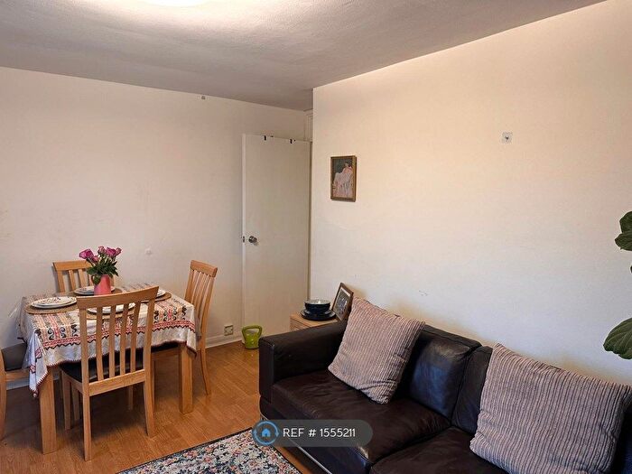 2 Bedroom Flat To Rent In Buckingham Close, London, W5