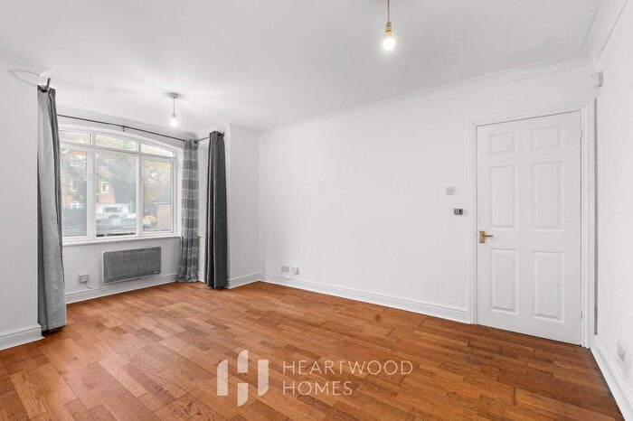 2 Bedroom Flat For Sale In Latium Close, Holywell Hill, St. Albans, AL1