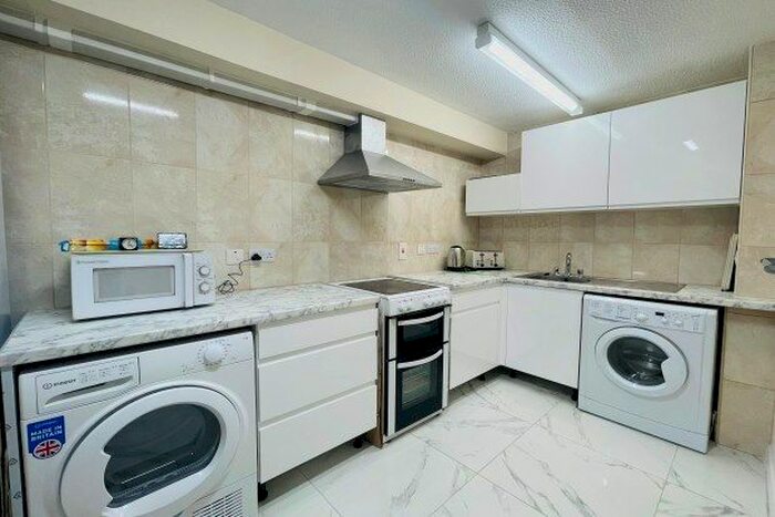 2 Bedroom Flat To Rent In Ellison Road, London, SW16