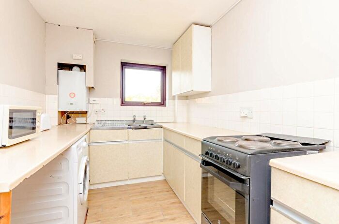 1 Bedroom Flat For Sale In Mulberry Court, Merrow, Guildford, GU4
