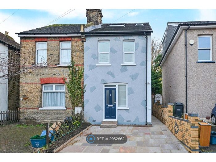 3 Bedroom Semi-detached House To Rent In Chelsham Road, South Croydon, CR2