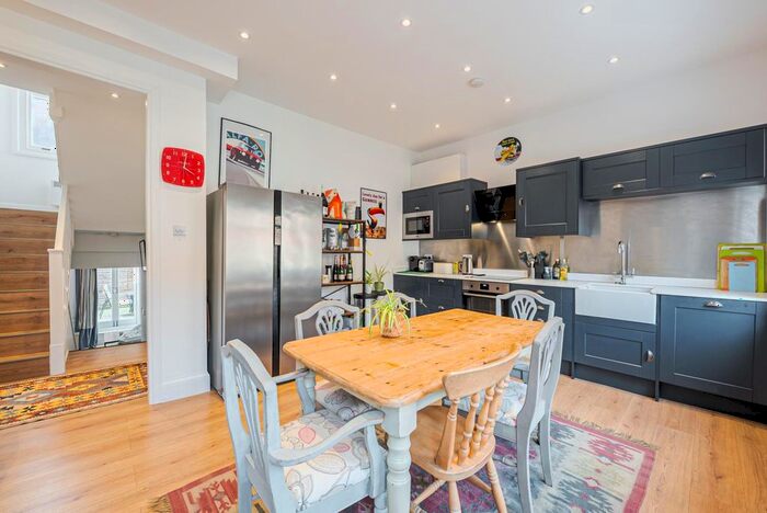 3 Bedroom Flat To Rent In Abbeville Road, London, SW4