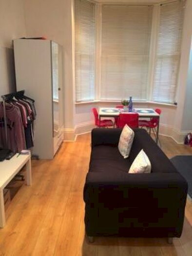 1 Bedroom Flat To Rent In Flat, Moorland Road, Leeds, West Yorkshire, LS6