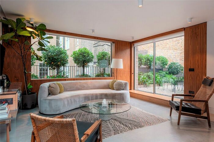 3 Bedroom Flat To Rent In Weymouth Mews, Marylebone, London, W1G