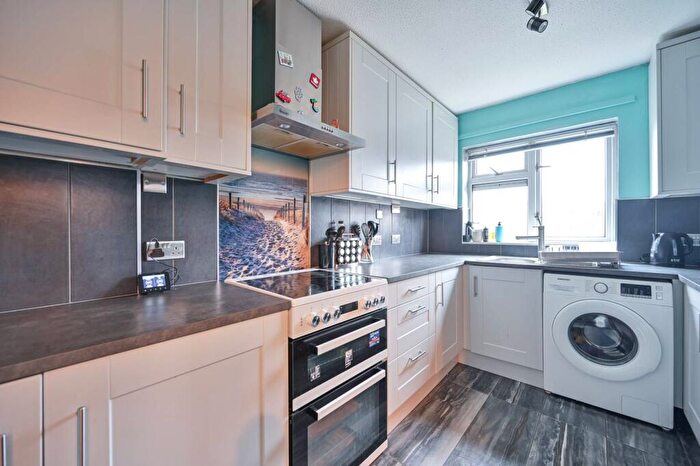 2 Bedroom Flat To Rent In Stream Close, Byfleet, West Byfleet, KT14