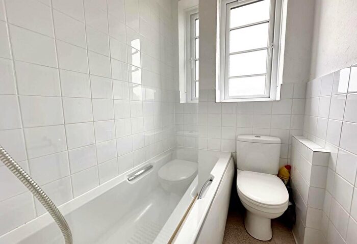 2 Bedroom Flat To Rent In Chichester Drive East, Saltdean, Brighton, BN2