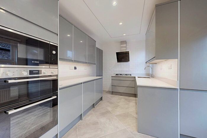 3 Bedroom Flat To Rent In North View Road, London, N8