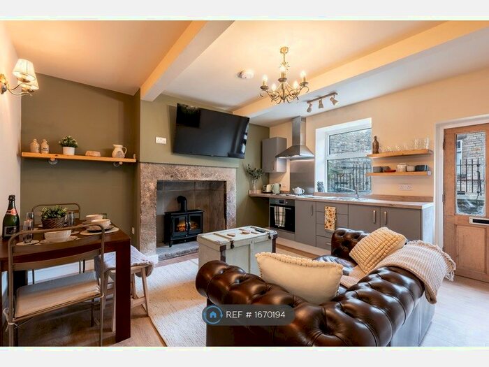 2 Bedroom Flat To Rent In Booth Court, Glossop, SK13