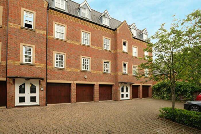 2 Bedroom Flat To Rent In Castle Mews, St. Thomas Street, OX1