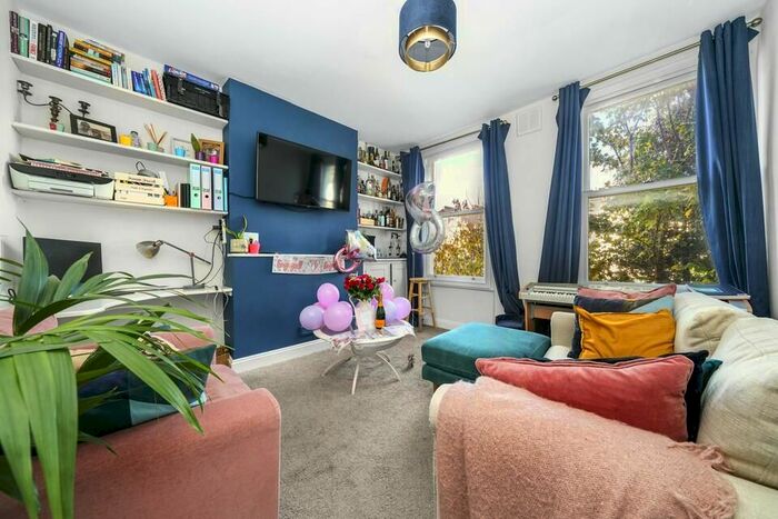 2 Bedroom Flat To Rent In Clapham Road, London, SW9