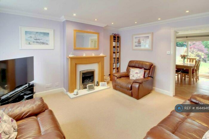 3 Bedroom Semi-Detached House To Rent In Sevenoaks Road, Earley, Reading, RG6