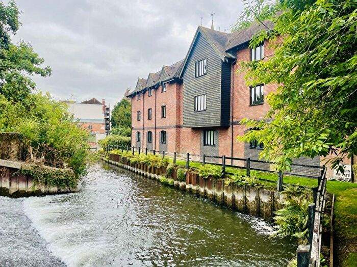 2 Bedroom Flat To Rent In Town Mills, West Mills, Newbury, RG14