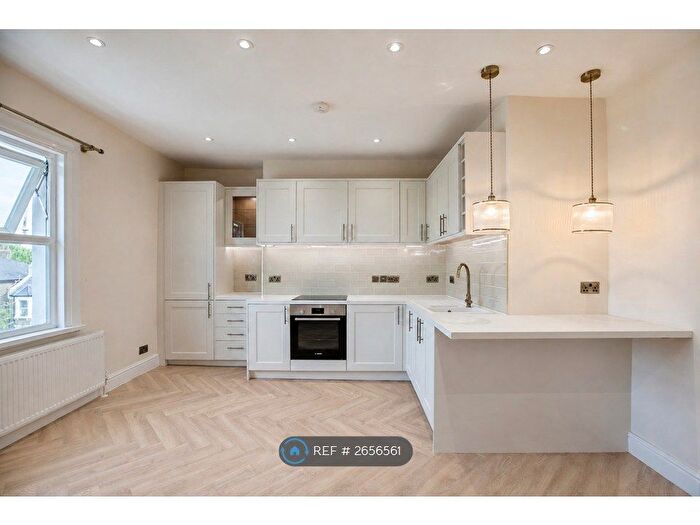 3 Bedroom Flat To Rent In Merton Road, London, SW19