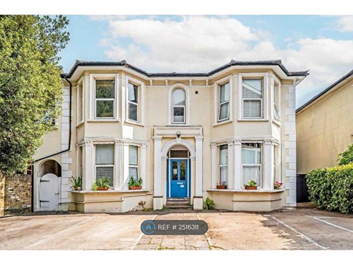 3 Bedroom Flat To Rent In Grove Crescent, Kingston Upon Thames, KT1